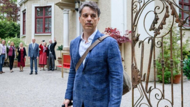 Tempesta d'amore, trame tedesche: Robert va via da Bichlheim per iniziare una nuova vita.