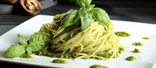 Ricetta, spaghetti al pesto alla genovese: un primo piatto dal gusto intenso