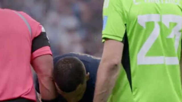 Martinez et Mbappé pendant la finale de la Coupe du monde 2022. (screenshot @hrivayrand)