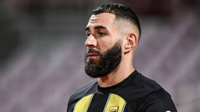 Benzema amer après être parti de l'équipe de France lors de la Coupe du monde 2022 au Qatar. (screenshot Twitter - @lnstantFoot)