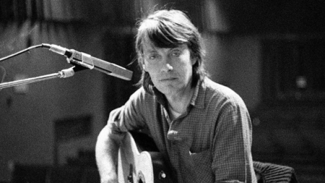 Il cantautore Fabrizio De André.