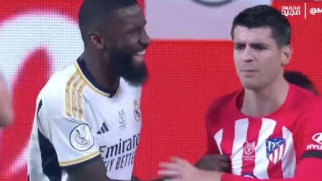 Rudiger pince le téton de Morata. (screenshot Twitter @centregoals)