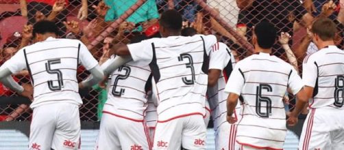 Flamengo avançou em primeiro (Reprodução/Facebook/FlamengoOficial)