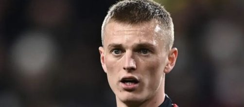 In foto Albert Gudmundsson, centrocampista del Genoa.