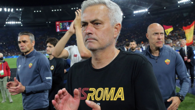 Mourinho esonerato dalla Roma, i tifosi: 'È un grave errore'.