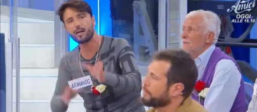 Uomini e donne, Armando torna in studio ed è polemica social: 'Maria deve mandarlo a casa'.