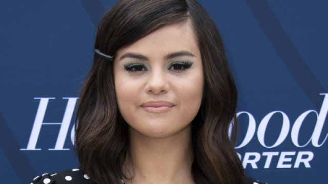 Colori e hairstyle per l'inverno 2024, il midi bob di Selena Gomez e il rosa di Kylie Jenner.