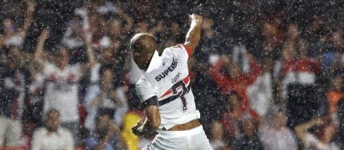 Lucas comemora primeiro gol em noite chuvosa no MorumBIS (Rubens Chiri e Paulo Pinto/Saopaulofc.net)