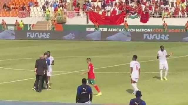 Mbemba en col&egrave;re apr&egrave;s le match Maroc-RDC. (screenshot Twitter @beinsports)