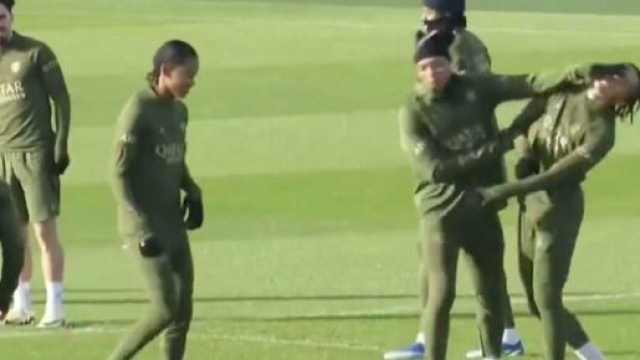 Mbappé avec son frère à l'entrainement. (screenshot twitter psg tv)