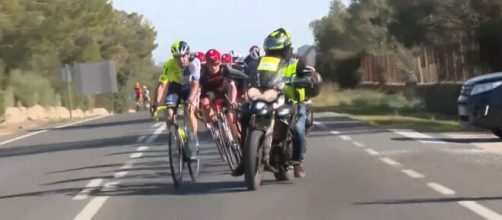 Challenge Maiorca, una moto rischia di travolgere il gruppo, poi sprinta Thijssen