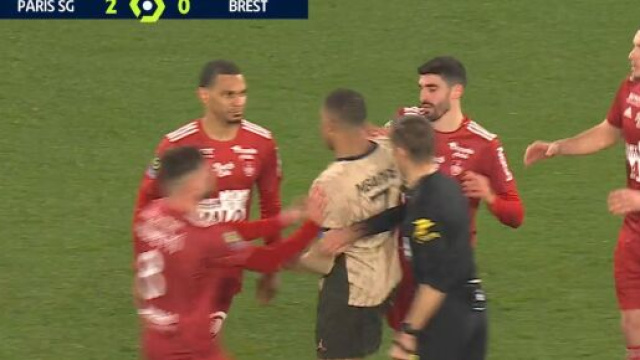 Mbappé agacé contre un joueur de Brest ce dimanche. (screenshot Prime Video)