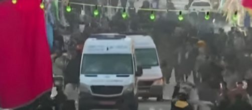 Las ambulancias de la Media Luna Roja evacuaron a los heridos (Youtube, CNN)