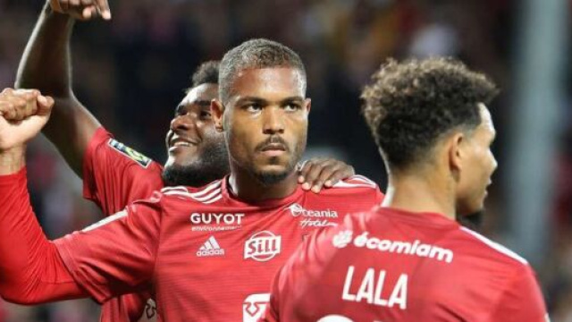 Steve Mounié a répondu à un fan insultant du PSG. (screenshot flashscore)