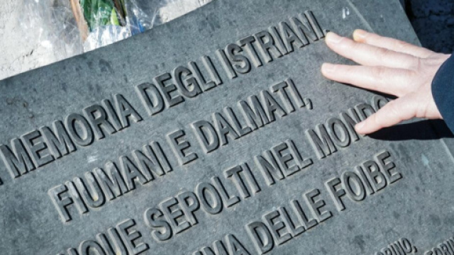 Targa in memoria delle vittime delle foibe.