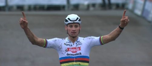 Ciclismo, la vittoria di Mathieu Van der Poel nel ciclocross di Koksijde.