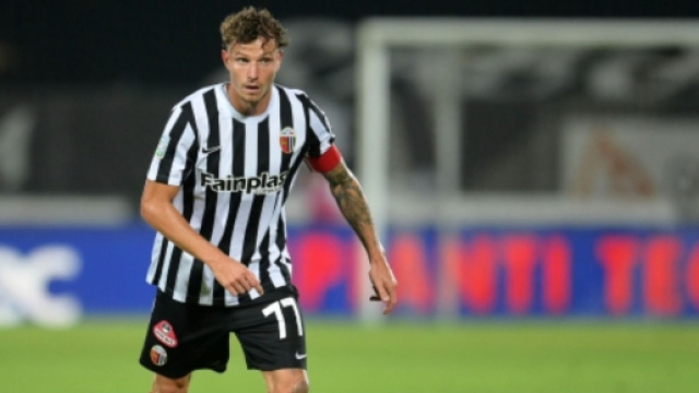 Calciomercato, Crotone: spunta l'idea Buchel per il centrocampo.