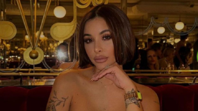 Rym Renom se dévoile en lingerie sur le lit (Screenshoot Twitter @GossipRoomOff)