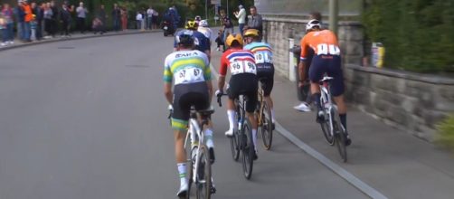 Il passaggio sul marciapiede di Van der Poel - Screenshot © Eurosport