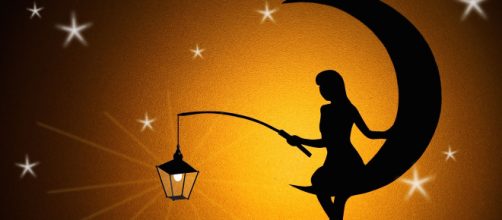 Immagine fantasy di donna che dà luce alle stelle, seduta su una falce di luna - © Pixabay