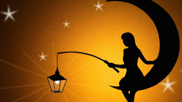 Immagine fantasy di donna che dà luce alle stelle, seduta su una falce di luna - © Pixabay