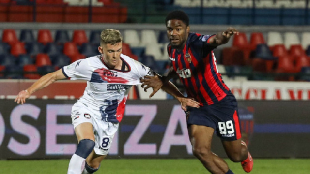 Steeve-Mike Eyango con la maglia del Cosenza (a destra) - &copy; IlCosenza.It