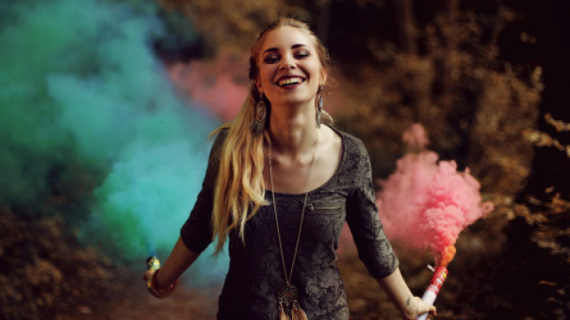 Donna felice con fumi colorati - © Pixabay.