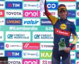 Giulio Ciccone sul podio de Il Lombardia - Screenshot © Eurosport