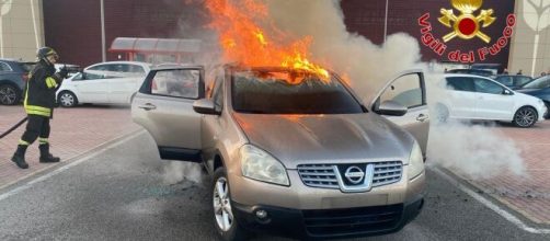 Crotone, auto in fiamme nell'area parcheggio di un centro commerciale - © Vigili del Fuoco