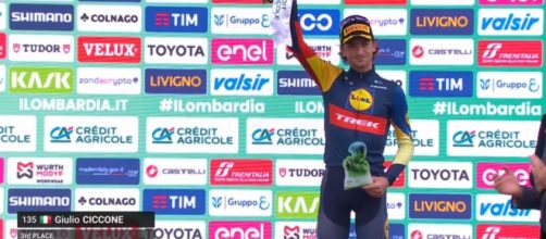 Giulio Ciccone sul podio de Il Lombardia - Screenshot © Eurosport