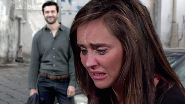 Un posto al sole, sullo sfondo Damiano Renda (Luigi Miele), in primo piano Viola Bruni (Ilenia Lazzarin) &copy; Un Posto al Sole Rai