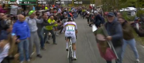 Tadej Pogacar in fuga al Lombardia - Screenshot © Eurosport