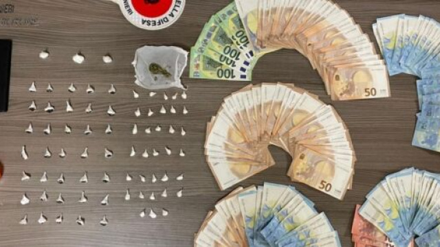 Una foto del materiale sequestrato dai Carabinieri di Mesoraca - Foto © Carabinieri.It