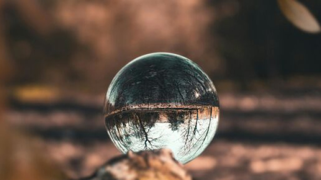 Sfera di cristallo con natura- &copy; Pexels