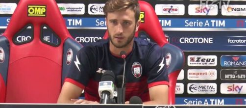 Andrea Barberis con la maglia del Crotone - © FcCrotone.It