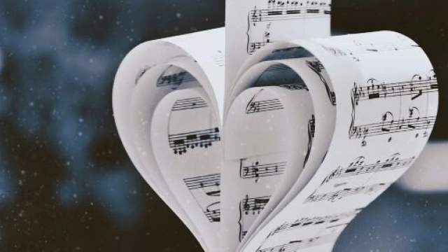 Un cuore fatto con la carta (&copy;pixabay.com)