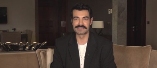 Murat Ünalmış durante l'intervista a Verissimo © La rosa della vendetta - Mediaset