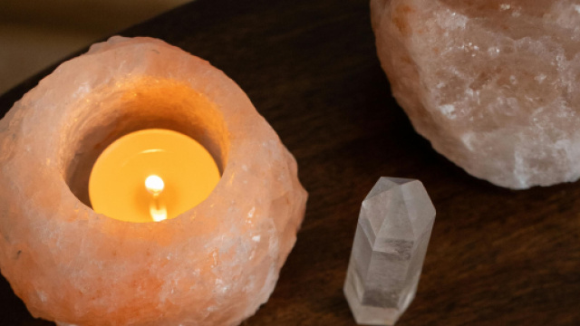 Candela dentro quarzo rosa e cristallo di rocca © Pexels