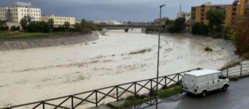 Il fiume Eraso di Crotone in piena durante una recente ondata di maltempo © Youtube