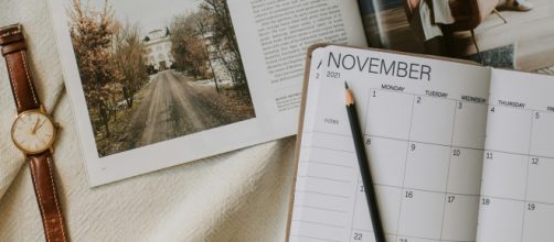 Agenda con calendario di novembre, orologio e una zucca -© Pexels