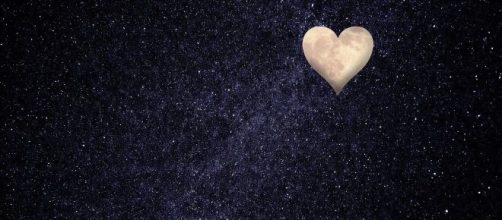 Cuore su cielo stellato © Immagine di Pixabay.