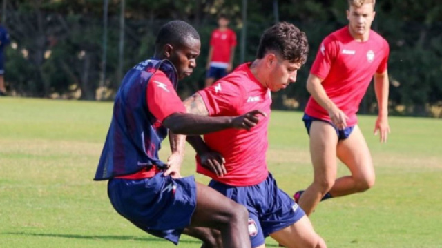 Aka Akpro in contrasto con Groppelli - &copy; Facebook / FcCrotone.It