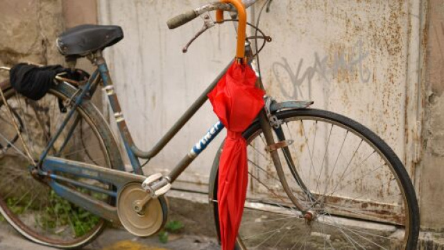 Bicicletta e ombrellone rosso © Immagine di Pixabay