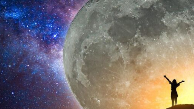 Cielo costellato di stelle e un'enorme luna in primo piano © Pixabay