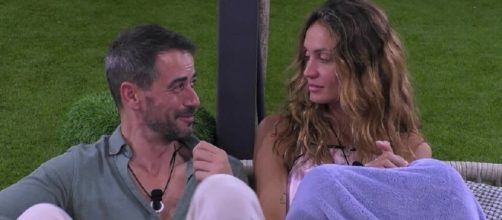 Iago Garcia e Helena Prestes - screenshot © Mediaset Extra.