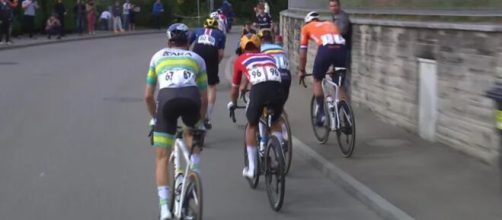 La manovra incriminata di Van der Poel ai Mondiali - Screenshot © Eurosport