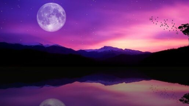 Panorama roseo con luna piena, monti e lago © Pixabay