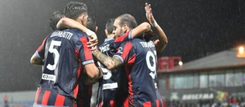 L'abbraccio dei calciatori del Crotone al gol di Tumminello - © Facebook / FcCrotone