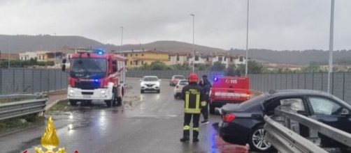 Macchina incidentata a Crotone - Foto © Vigili del Fuoco