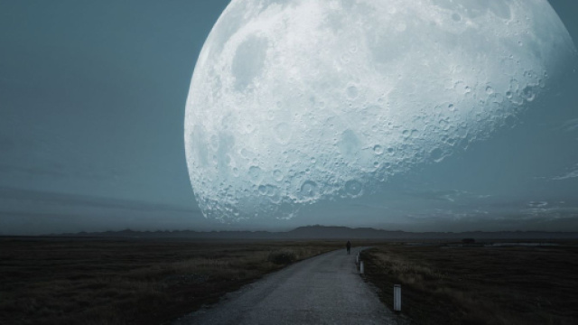 Luna gigante sulla strada © pixabay.com